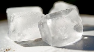 Как дольше сохранить кубики льда замороженными